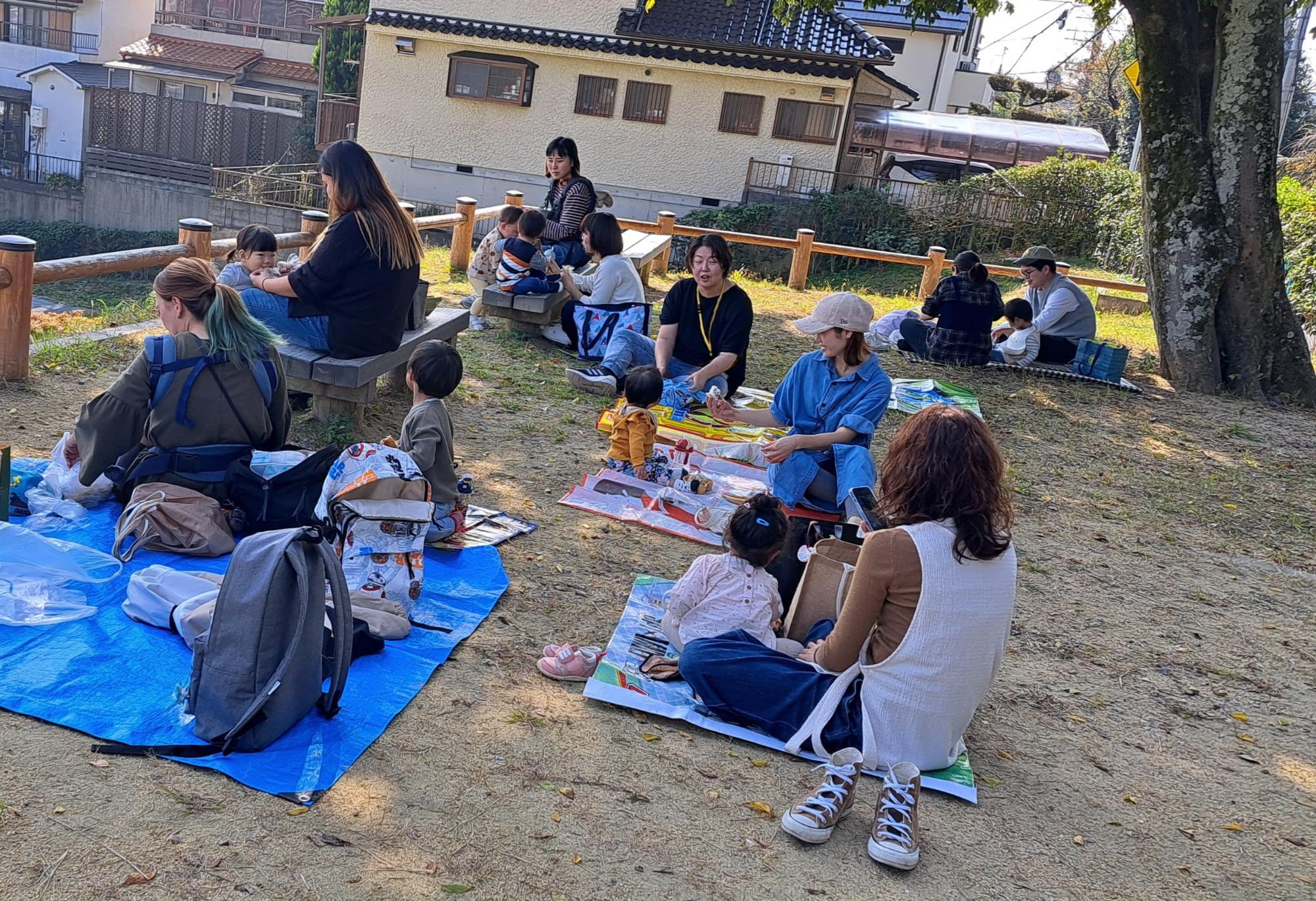 公園でみんなとお弁当